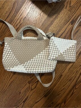 Woven Two-Tone Beige & White Women’s Tote with Wrist Pouch